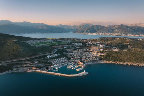 Das luxuriöse Bauprojekt „Luštica Bay“ samt dem Hotel „The Chedi“ gliedert sich harmonisch in die montenegrinische Küste ein