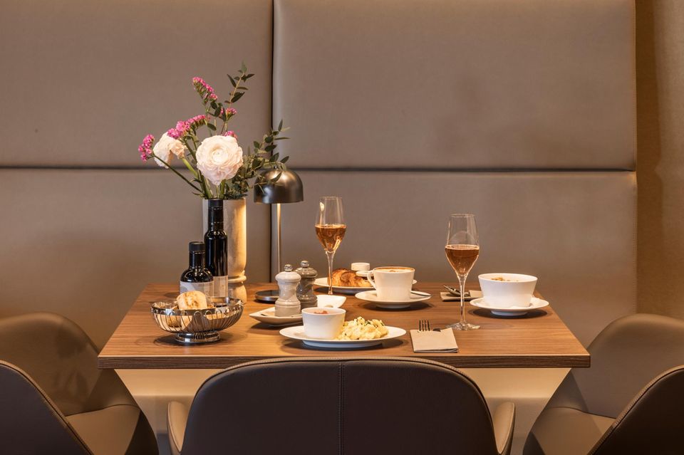 Rath checkt ein: Exzellent frühstücken vor dem Take-off? Die Küche der „VIP Lounge“ bietet all das und mehr Exzellent frühstücken vor dem Take-off? Die Küche der „VIP Lounge“ bietet all das und mehr