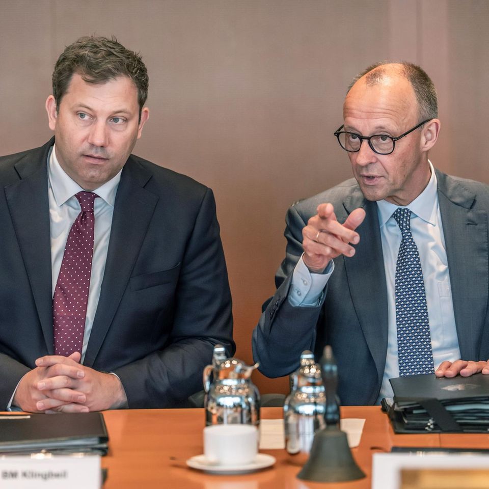 Entlastungsprämie: Lars Klingbeil neben Friedrich Merz am Kabinettstisch, Merz zeigt mit dem Zeigefinger nach vorn