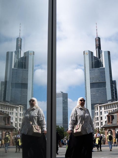 Frau vor Bankenskyline Frankfurts