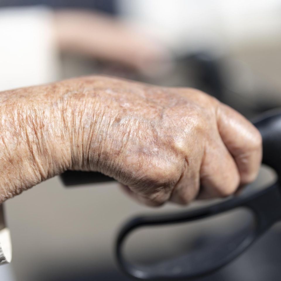 Pflegevorsorgefonds: Die Zahl der alten Menschen steigt und damit werden die Ausgaben der Pflegeversicherung zunehmen.