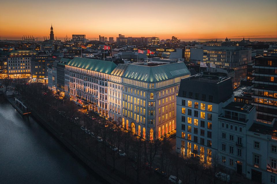 Rath checkt ein: Auch im Hotel Vier Jahreszeiten an der Hamburger Alster könnte man mit Stargästen hausieren gehen. Man tut es aber nicht. Auch im Hotel Vier Jahreszeiten an der Hamburger Alster könnte man mit Stargästen hausieren gehen. Man tut es aber nicht.