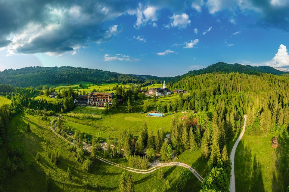Rath checkt ein: Auf Schloss Elmau entspannen sich Größen aus Politik, Wirtschaft und Kultur; ganz ohne Angst vor Selfie-Jägern Auf Schloss Elmau entspannen sich Größen aus Politik, Wirtschaft und Kultur; ganz ohne Angst vor Selfie-Jägern