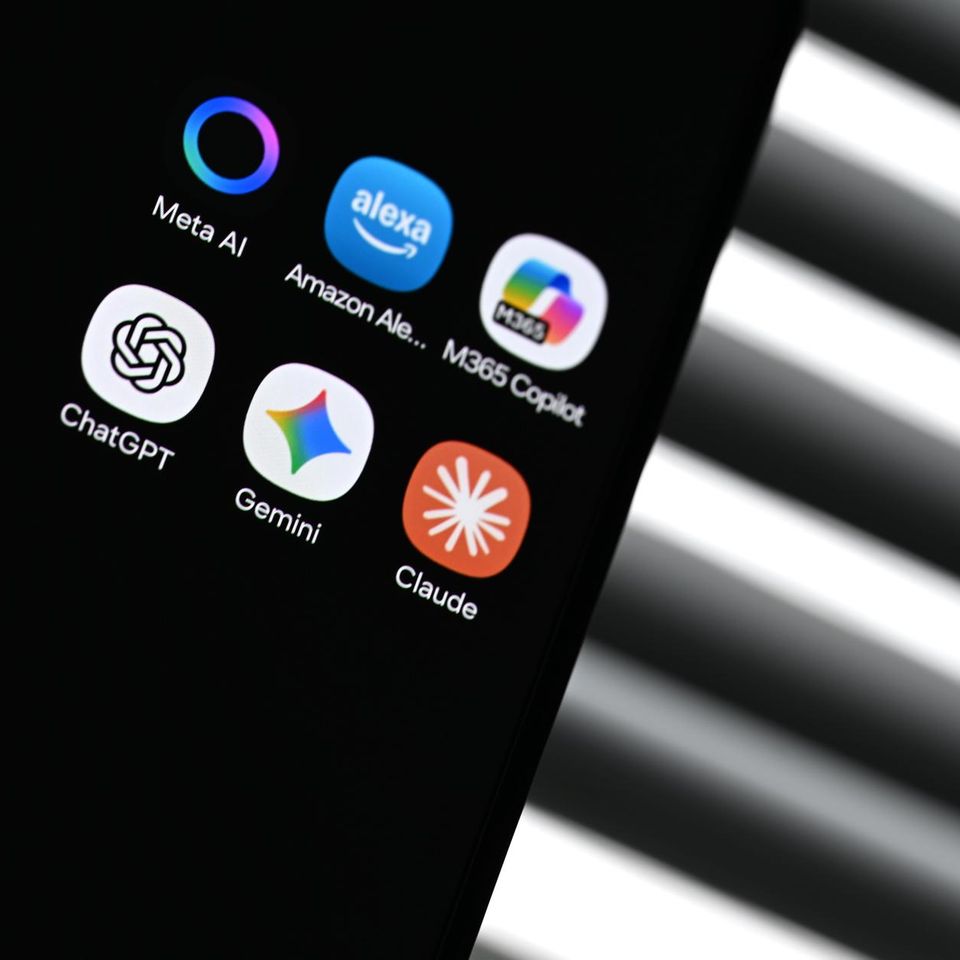 KI-Logos auf einem Smartphone