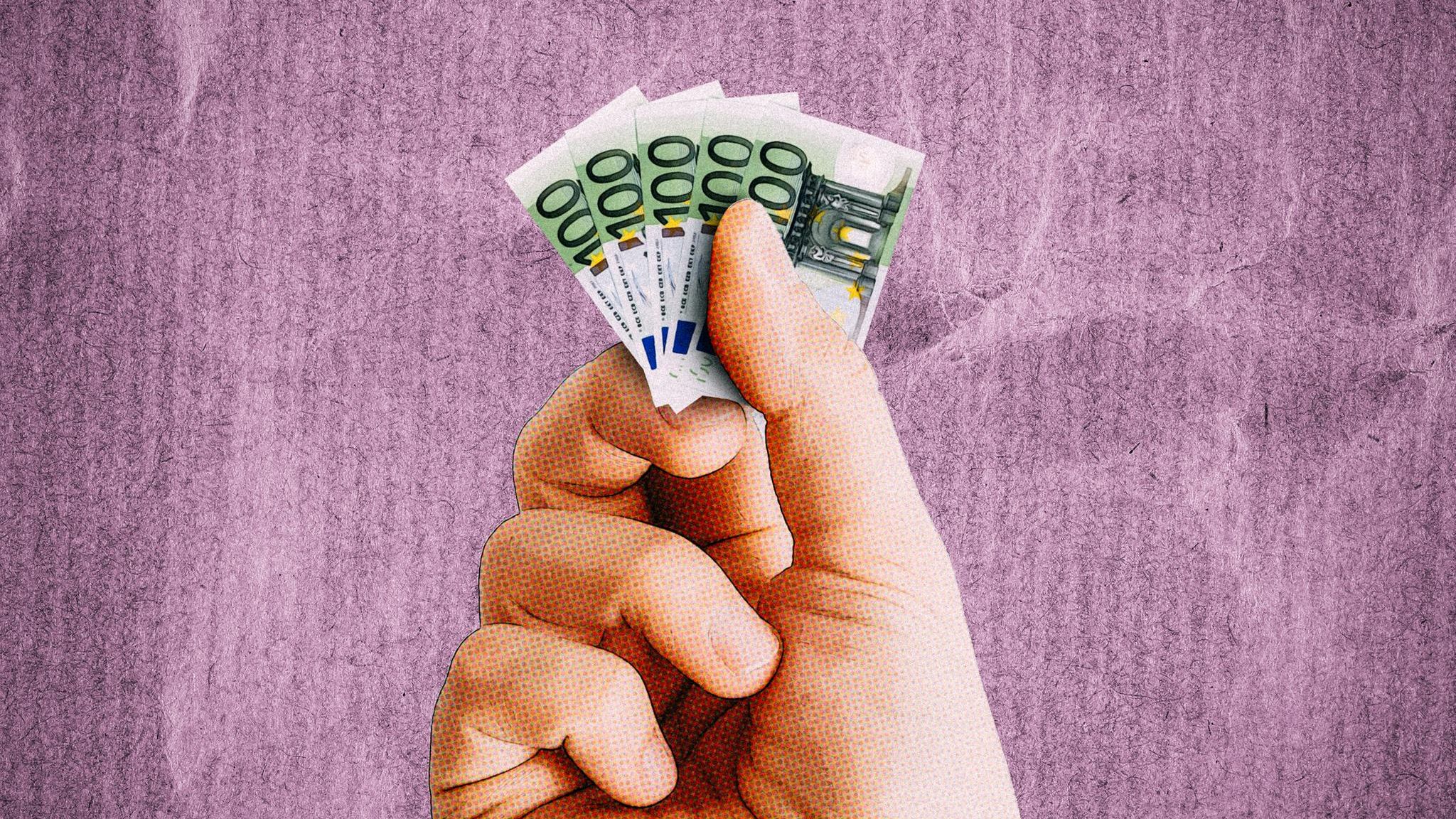 Montage: Eine Hand hält viel zu kleine Geldscheine zwischen Daumen- und Zeigefinger (Symbolbild Inflation)