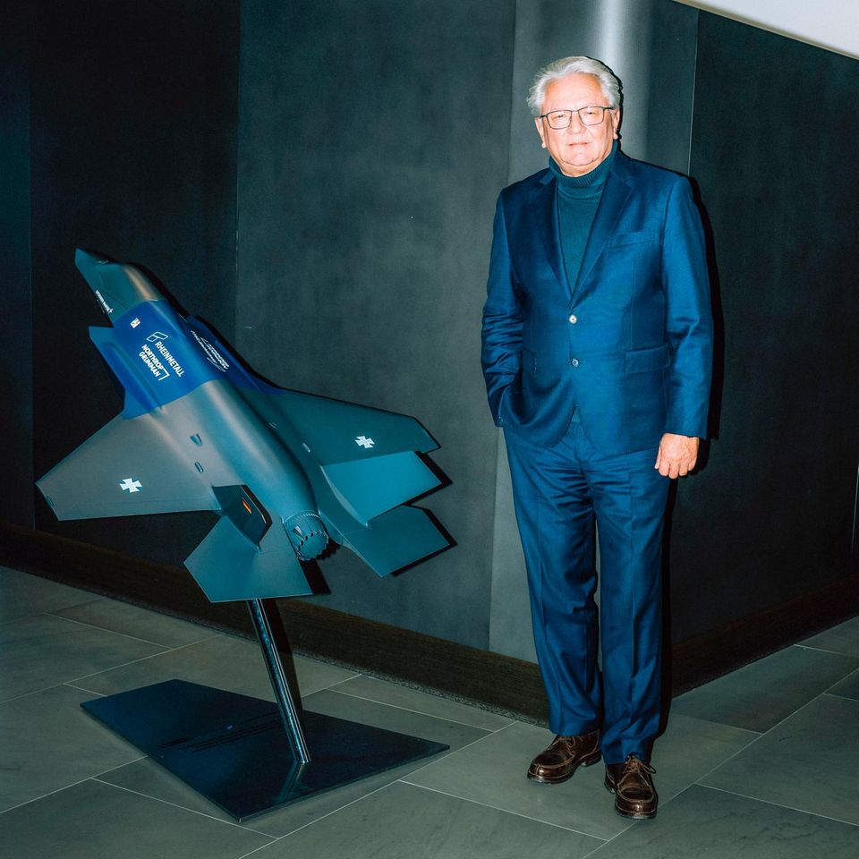 Rheinmetall-Chef Armin Papperger neben einem Modell des Kampfjets F-35