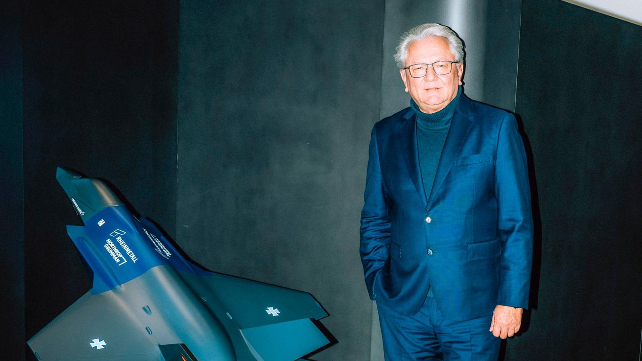 Rheinmetall-Chef Armin Papperger neben einem Modell des Kampfjets F-35