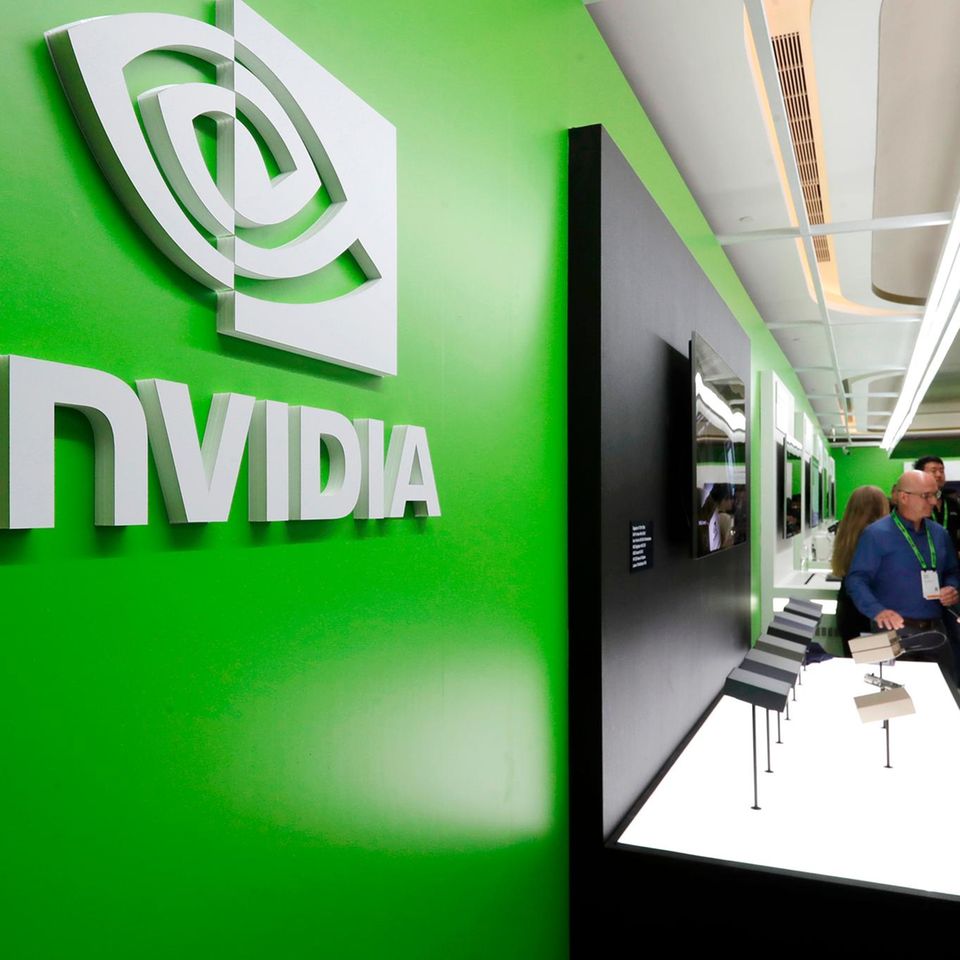 Besucher begutachten die neuen Produkte von Nvidia auf der Computex 2025 in Taipeh