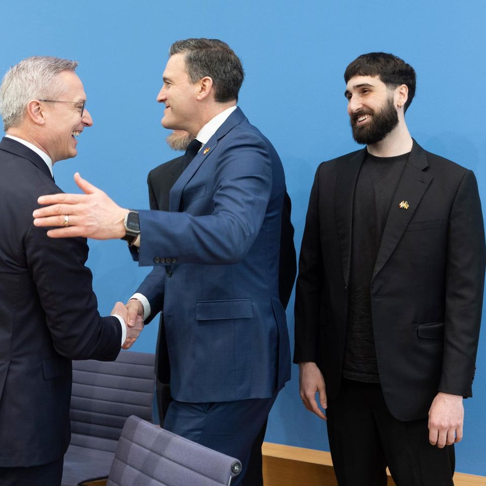 In der Bundespressekonferenz freut sich Digitalminister Wildberger (oben, 2. v. l.) mit den Beteiligten des Deals