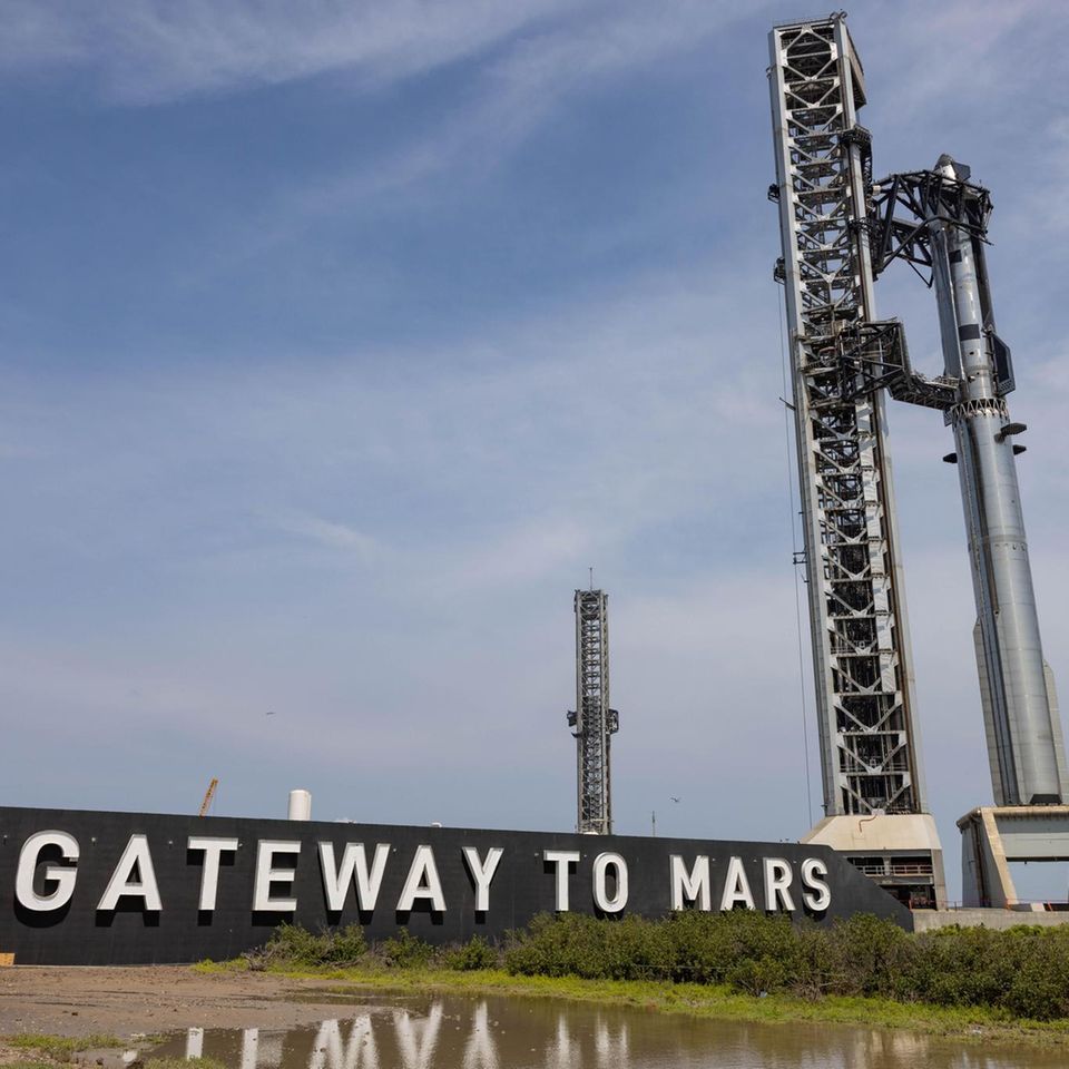 Eine SpaceX-Rakete in einer Halterung