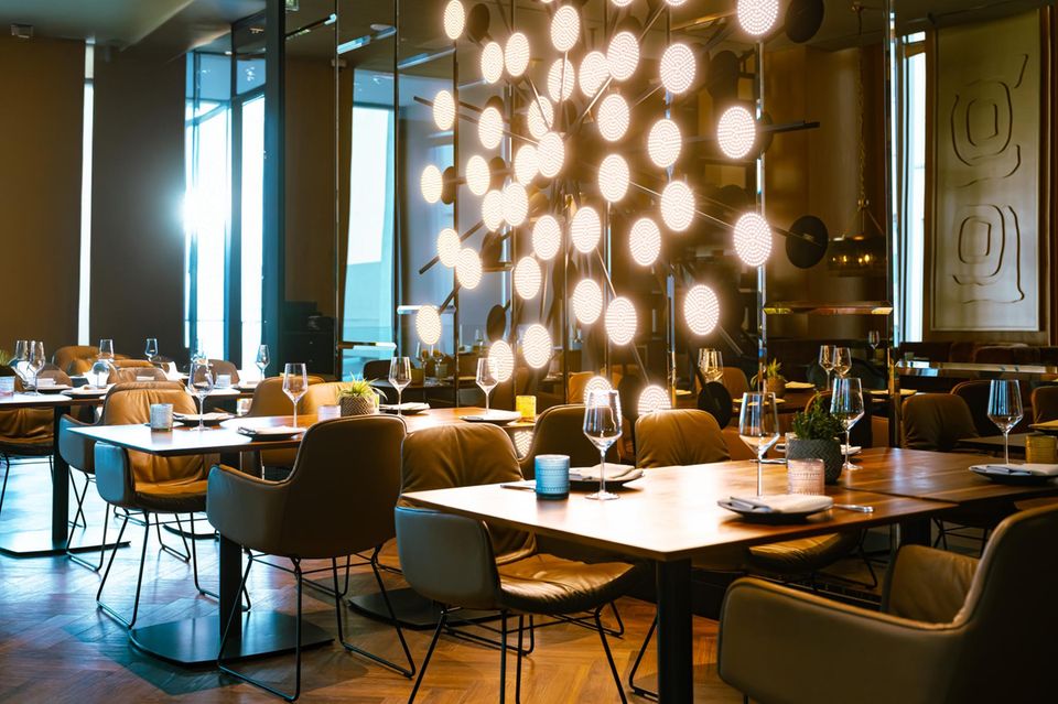 Unter der leuchtenden Schmetterlings-Installation zelebriert man im „Greta Oto“ südamerikanisches Fine-Dining.   
