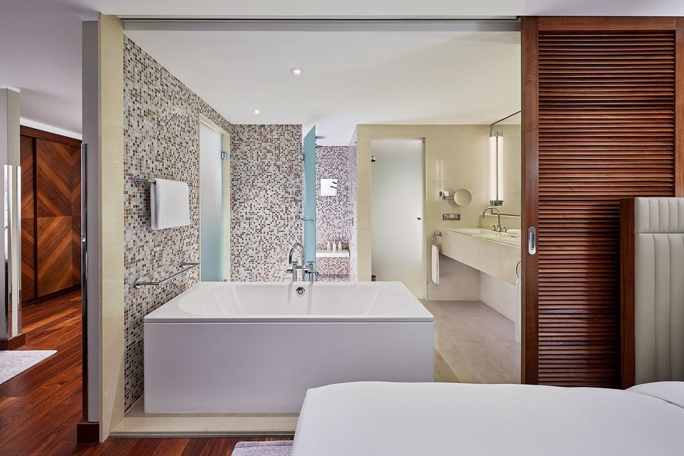 Die freistehende Badewanne und das offene Raumkonzept sorgen für ein luxuriöses Wellness-Gefühl