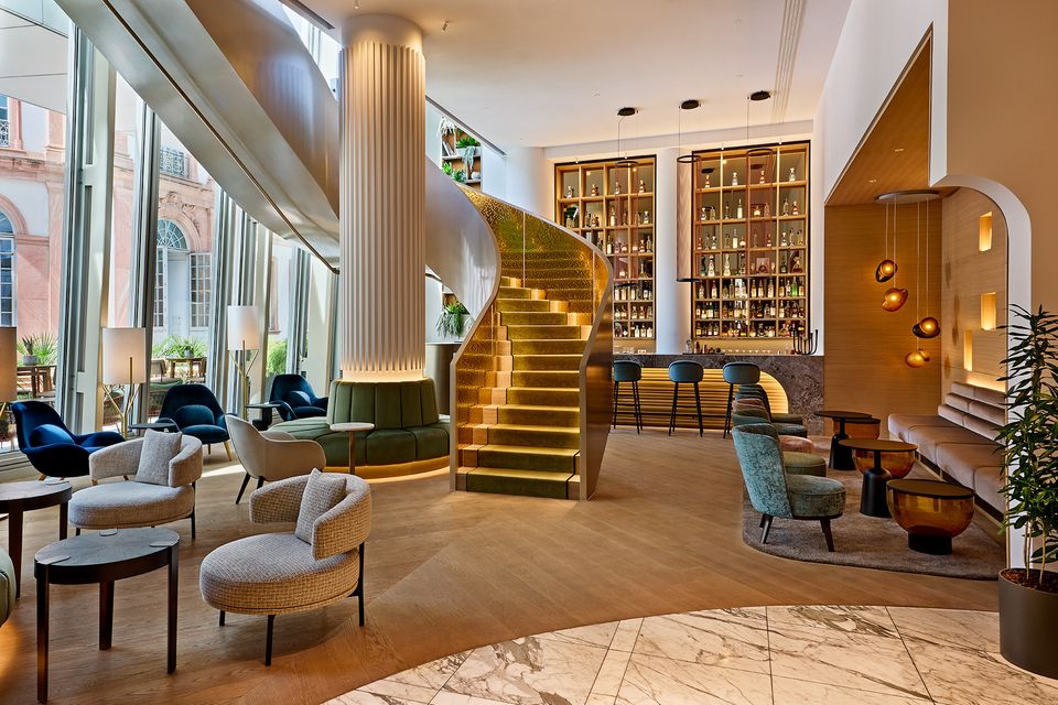 Die markante Showtreppe verbindet die elegante Bar im Erdgeschoss direkt mit dem kulinarischen Highlight des Hotels