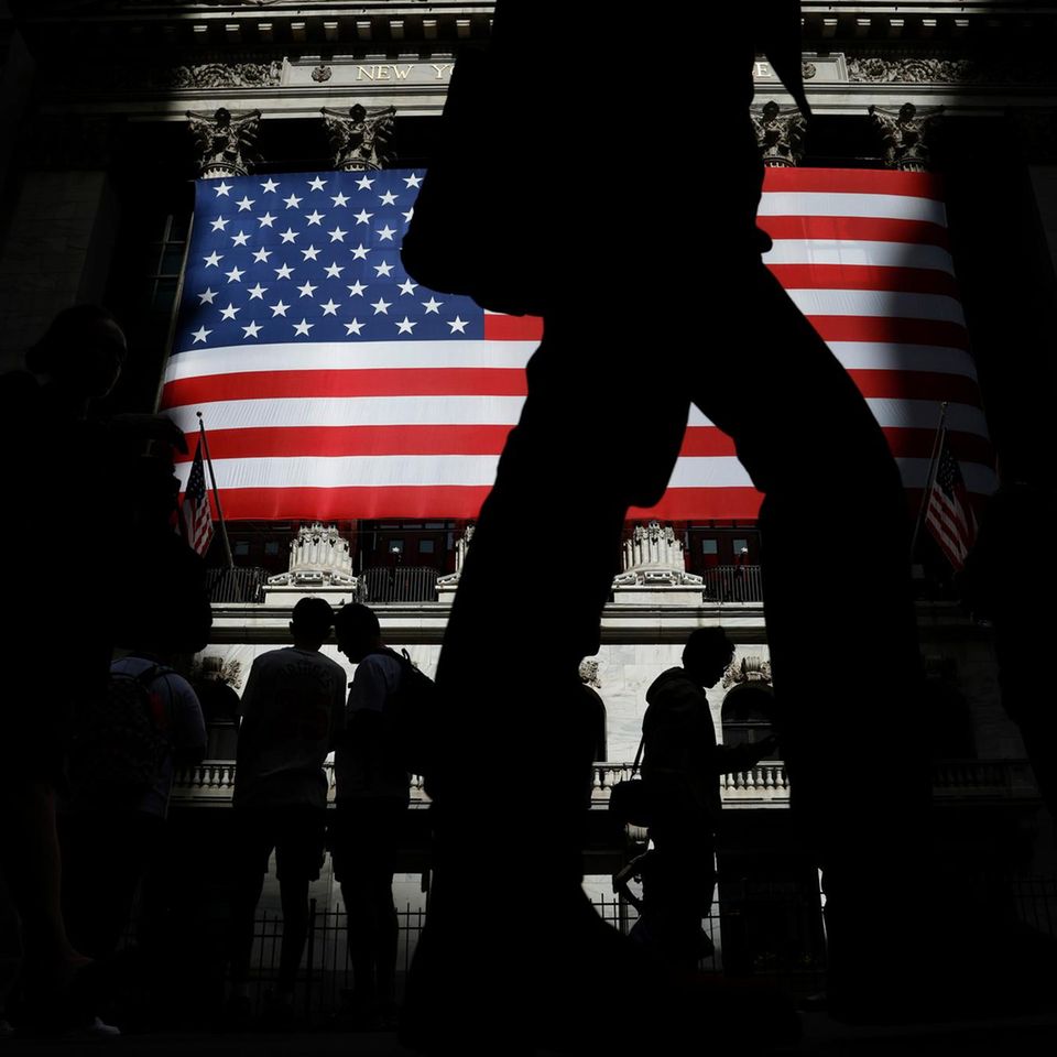 Eine große Flagge säumt den Eingang zur New Yorker Börse