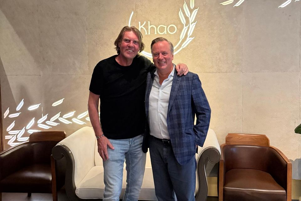 Rath checkt ein: Capital-Hotelkolumnist Carsten K. Rath mit „Muu“-Direktor Christian Zunk im „Khao“, einem der besten Thai-Restaurants von Bangkok Capital-Hotelkolumnist Carsten K. Rath mit „Muu“-Direktor Christian Zunk im „Khao“, einem der besten Thai-Restaurants von Bangkok