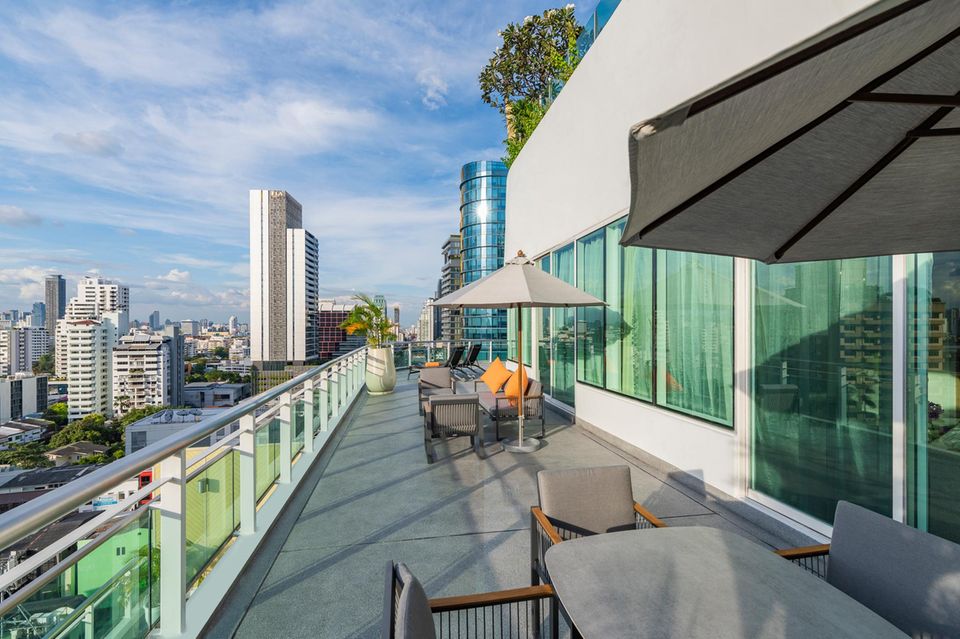 Rath checkt ein: Von der privaten Terrasse der Suite eröffnet sich ein fantastischer Blick über die 8-Millionen-Metropole Bangkok Von der privaten Terrasse der Suite eröffnet sich ein fantastischer Blick über die 8-Millionen-Metropole Bangkok
