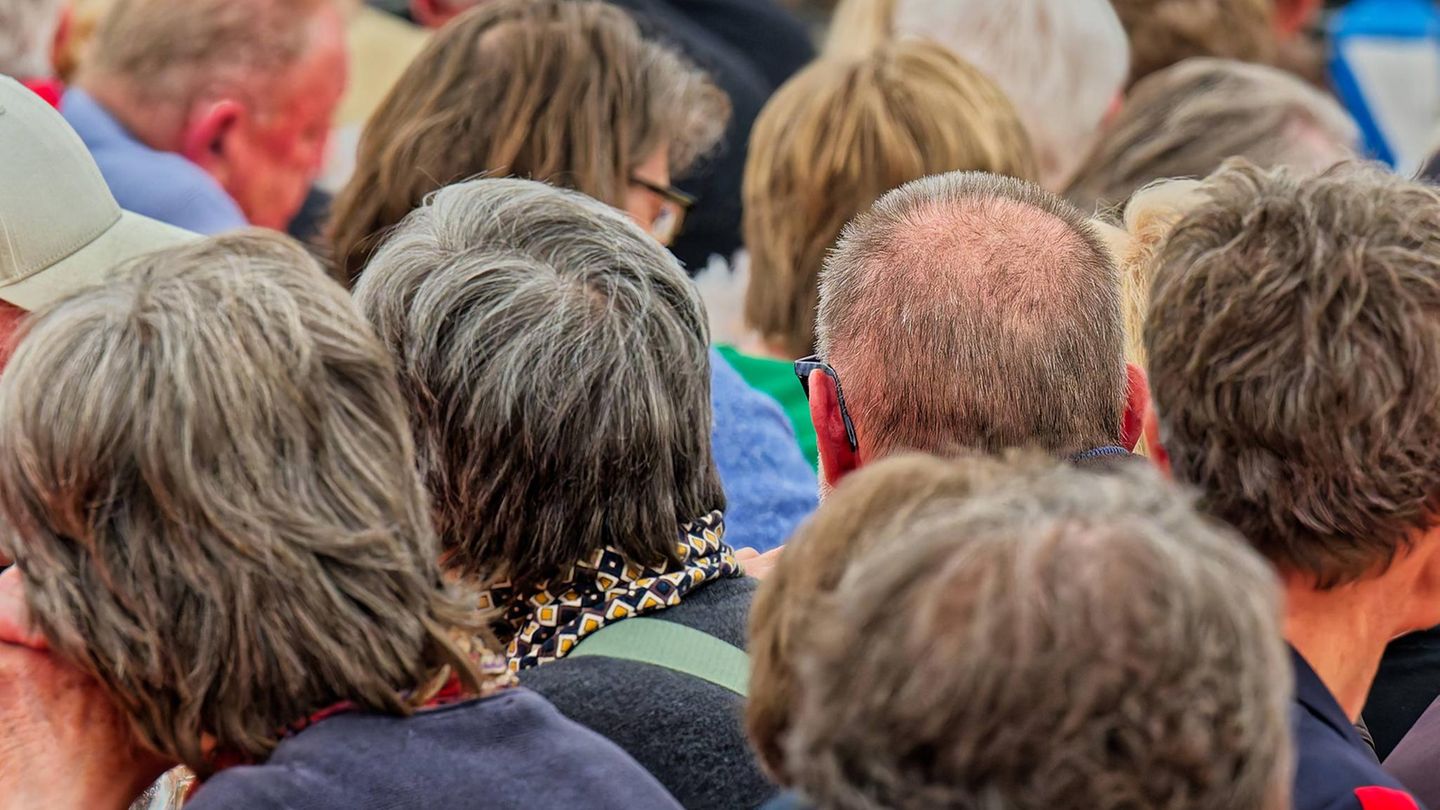 It is only fair to have civil servants contribute to the pension fund