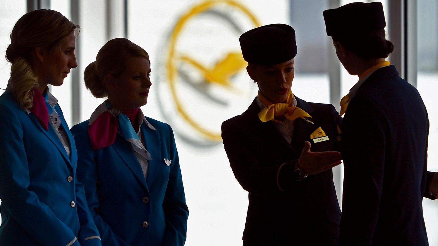 Lufthansa is already looking for volunteers: Staff shortage jeopardizes ...