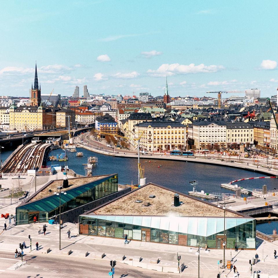 Blick auf Stockholms Altstadt, Gamla Stan, und die dahinterliegende moderne City