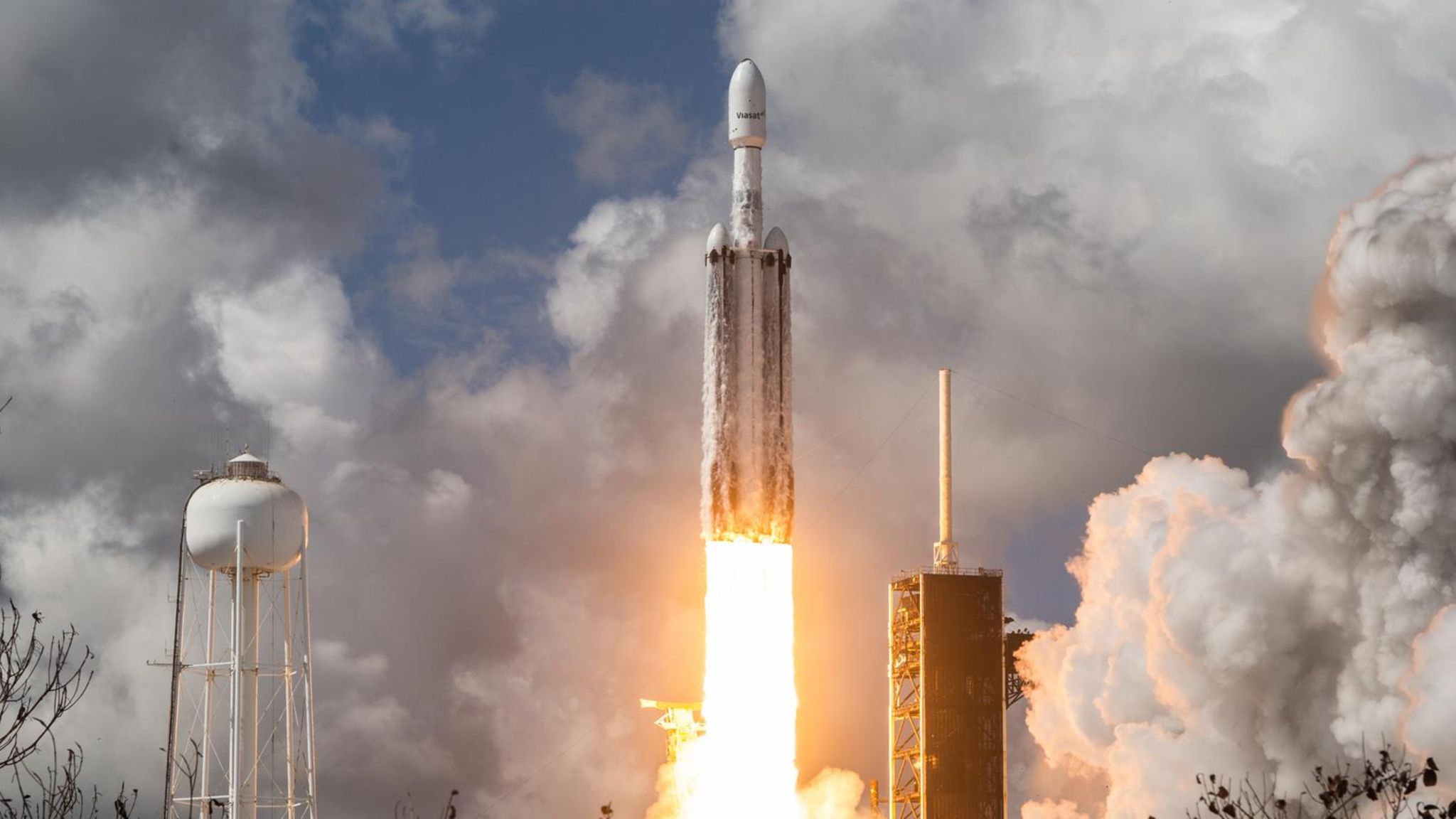 Eine Falcon-Heavy-Rakete von SpaceX beim Start Ende April in Florida