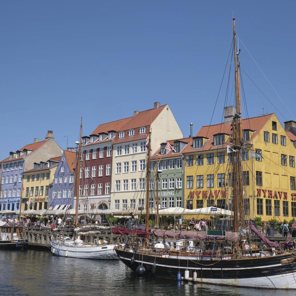 Touristen-Attraktion „Nyhavn“ in Kopenhagen. Dänemark wird immer beliebter – auch bei deutschen Rentner, die ihre Rente gerne in Skandinavien verbringen möchten.