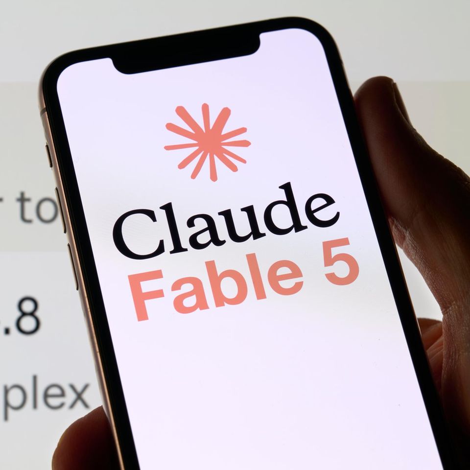 Screenshot von Anthropics KI Claude und ein Symbol auf einem Handybildschirm