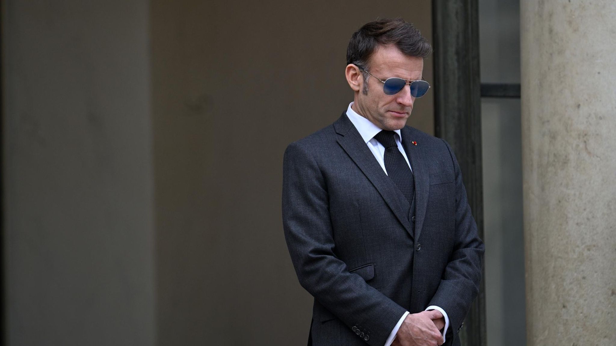Emmanuel Macron mit Sonnenbrille auf den Stufen des Élysée