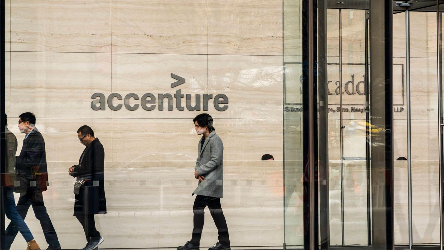 Management Consulting Firm Accenture Is Becoming an AI Loser