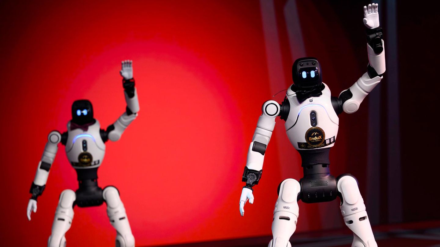 Video: Pannen-Präsentation: Roboter sackt auf der Bühne zusammen