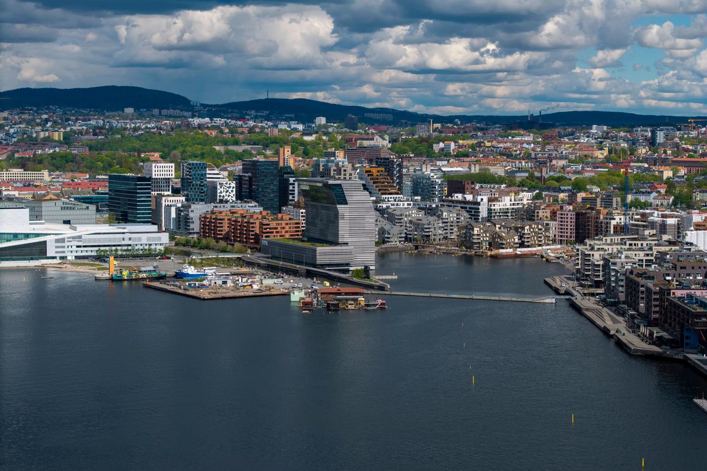 Man sieht den Hafen von Oslo
