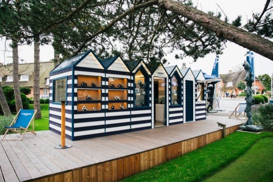 Dank des Designs als traditionelle Strandumkleiden fügt sich der Pop-up von Longines nahtlos in die Sylter Umgebung ein