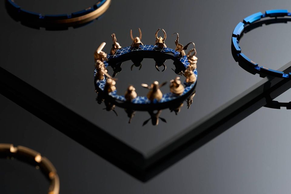 Statt der üblichen zwölf Ritter der Tafelrunde am Zifferblattrand einiger „Excalibur“-Modelle versammeln sich diesmal zwölf Samurai-Helme auf dem Gesicht der Uhr