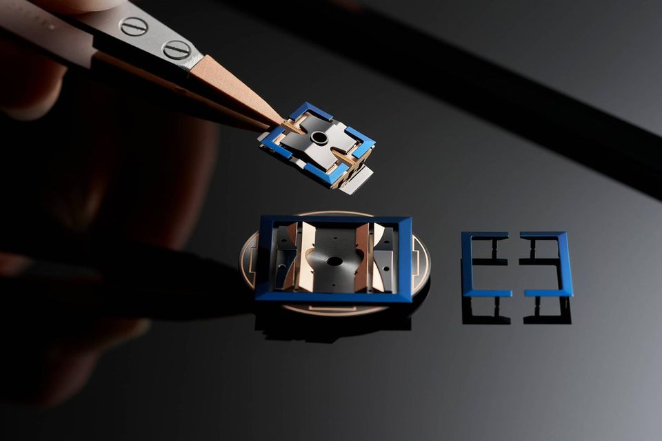 Im Mittelpunkt der limitierten „The Kabuto Legacy“ von Roger Dubuis steht eine aufwendige Mikro-Version von Schloss Edo