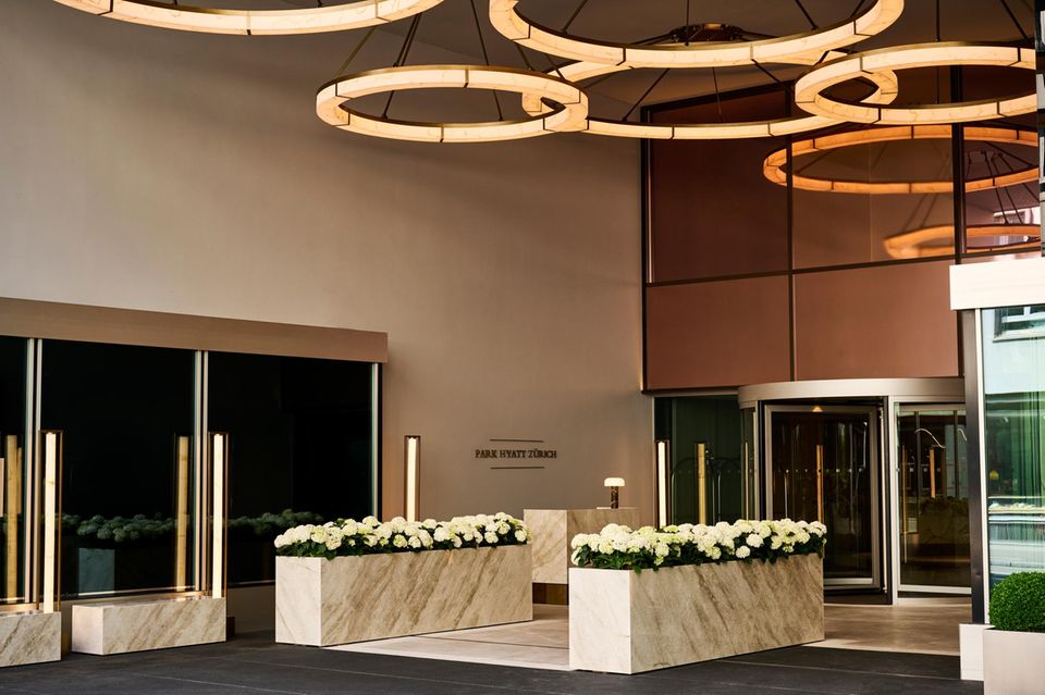 Der Eingang des Park Hyatt Zürich mit dem „Bell Desk“ verbindet vornehme Eleganz mit einer großzügigen Atmosphäre