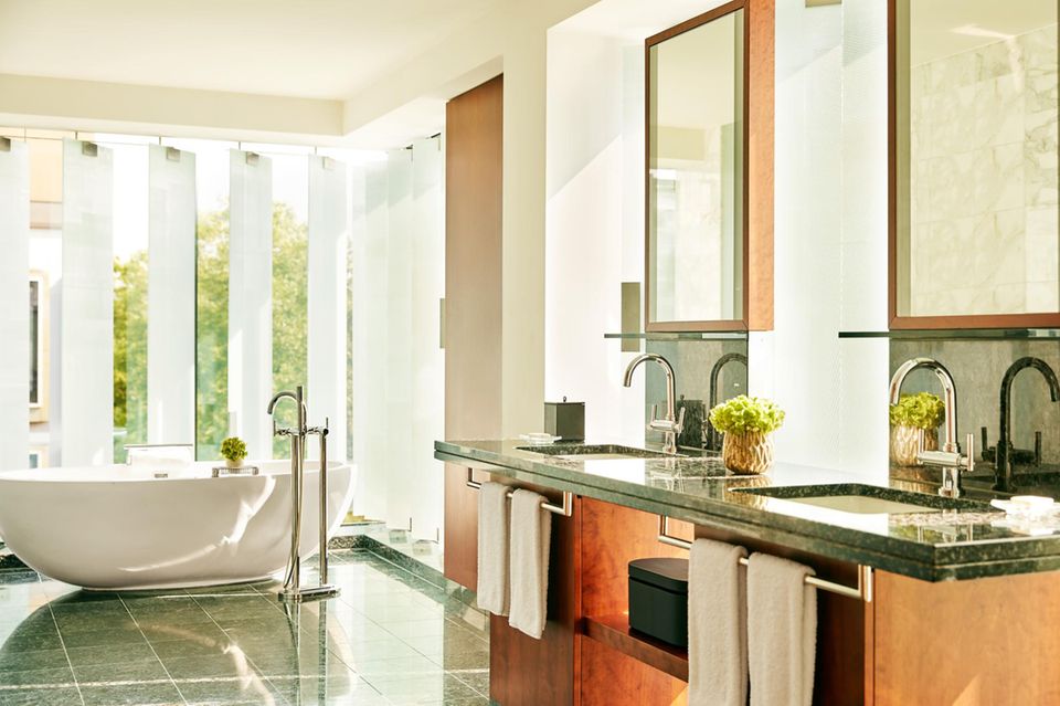 Auch im großzügigen Bad setzt das Park Hyatt auf edle Materialien wie Marmor und klare Linien