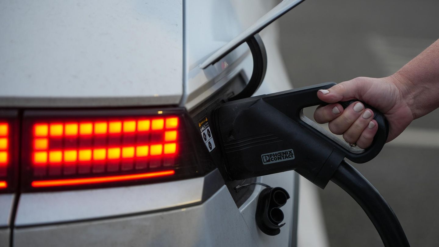 Hohe Spritpreise: So viel Geld sparen Autofahrer jetzt mit einem E-Auto | Capital+