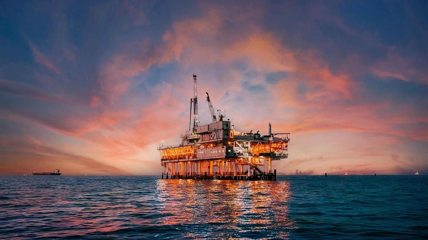 Geldanlage: SLB, Halliburton, Precision Drilling: So verdienen Anleger am hohen Ölpreis  | Capital+
