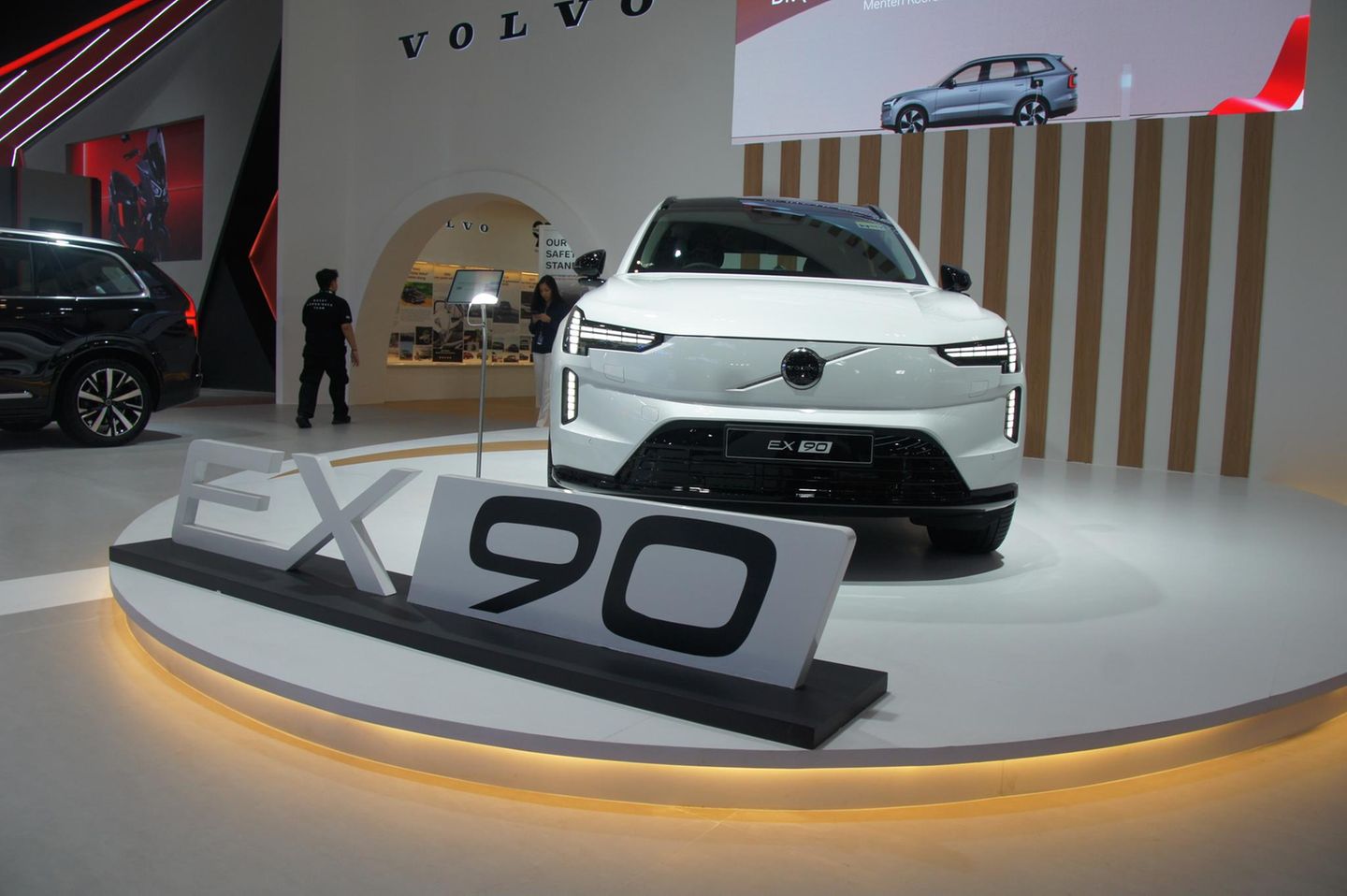 Volvo EX 90