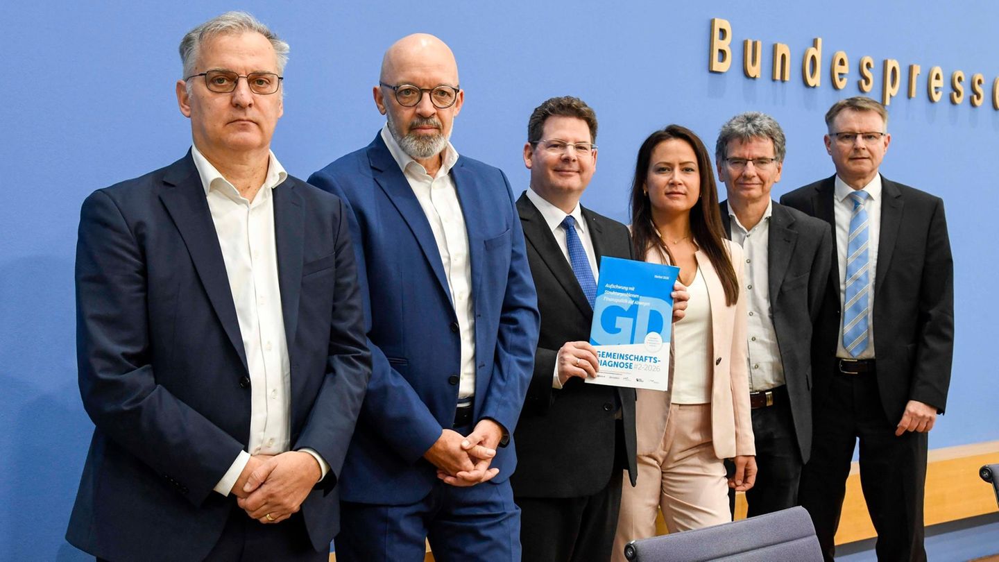 Konjunktur: Wirtschaftsforscher heben Prognose an – doch 2028 droht ein Miniwachstum