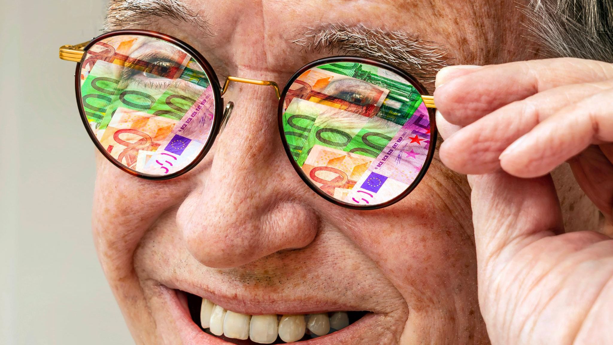 Älterer Mann mit Sonnenbrille. In deren Gläsern spiegeln sich diverse Geldscheine.