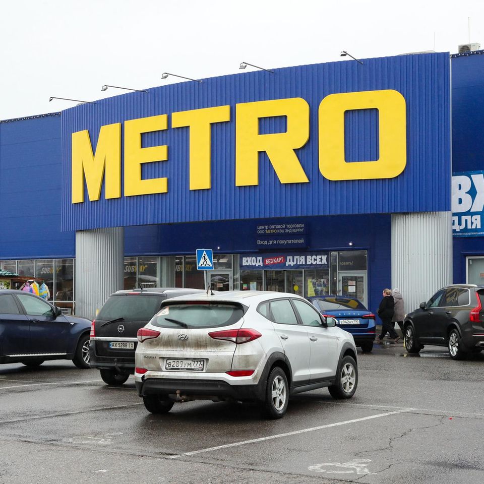Haupteingang eines Metro-Marktes in Moskau
