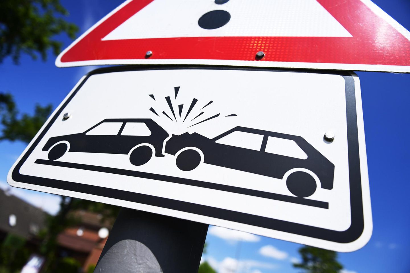 Ein Schild warnt vor Auffahrunfällen