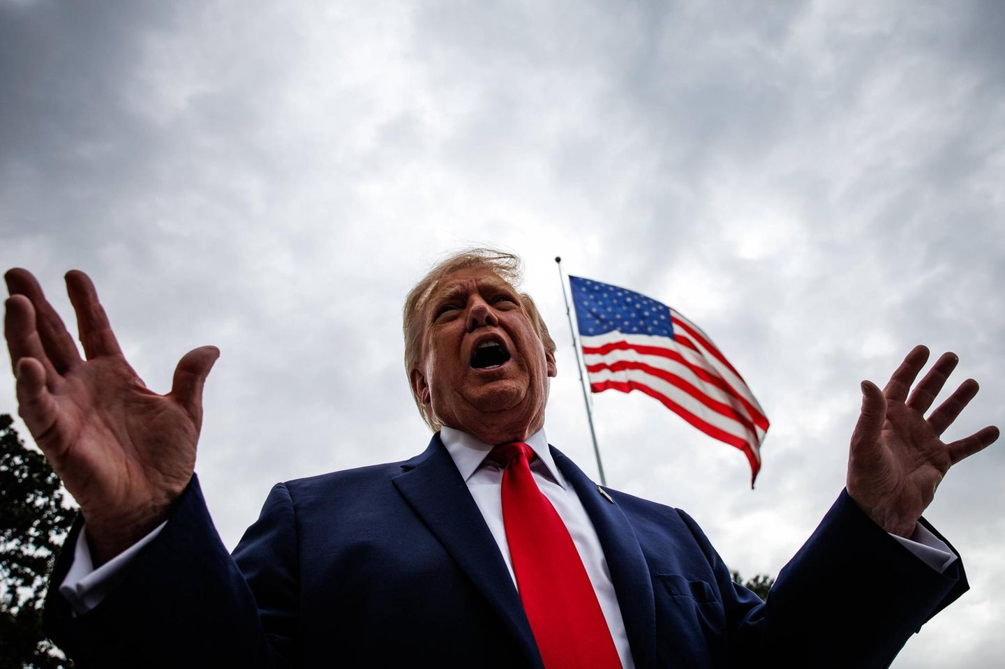 Donald Trump von unten gegen den grauen Himmel fotografiert, die hohen US-Dieselpreise schwächen sein Ansehen