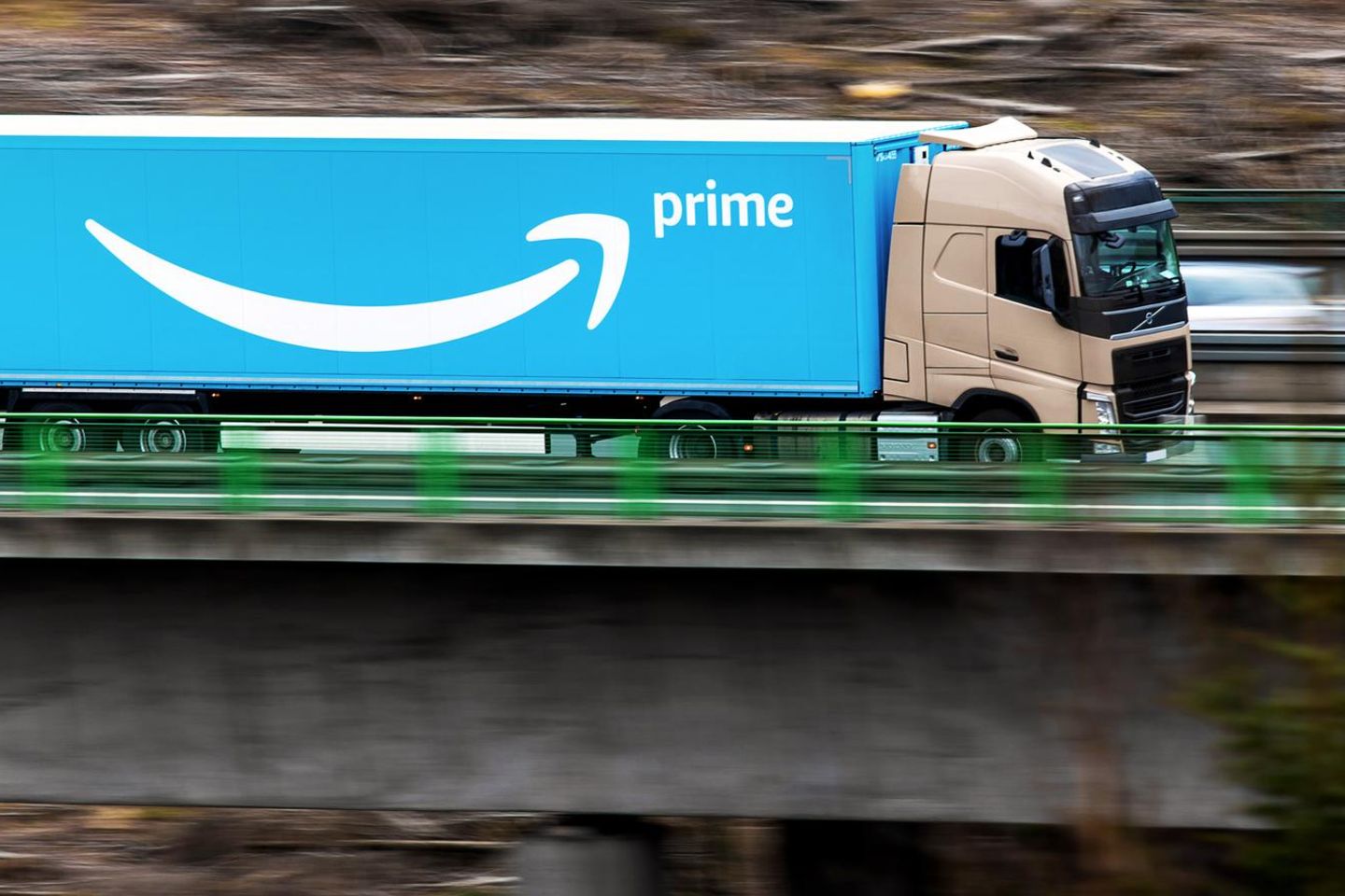 Ein Amazon Prime Lastwagen fährt über eine deutsche Autobahn