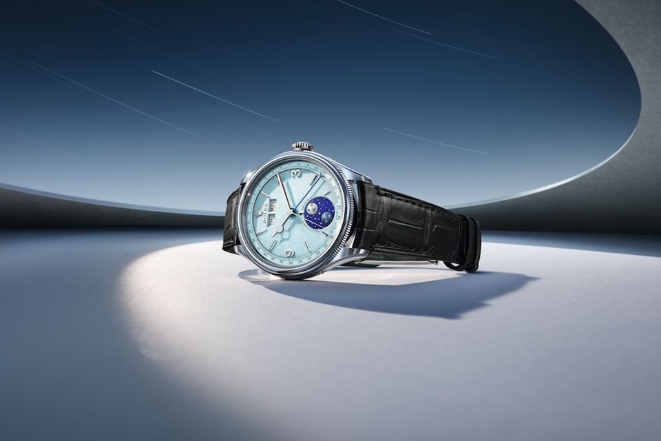 Die „Perpetual Padellone“ in 950er Platin wirkt mit eisblauem Zifferblatt und Lederarmband ganz anders als die Everose-Version