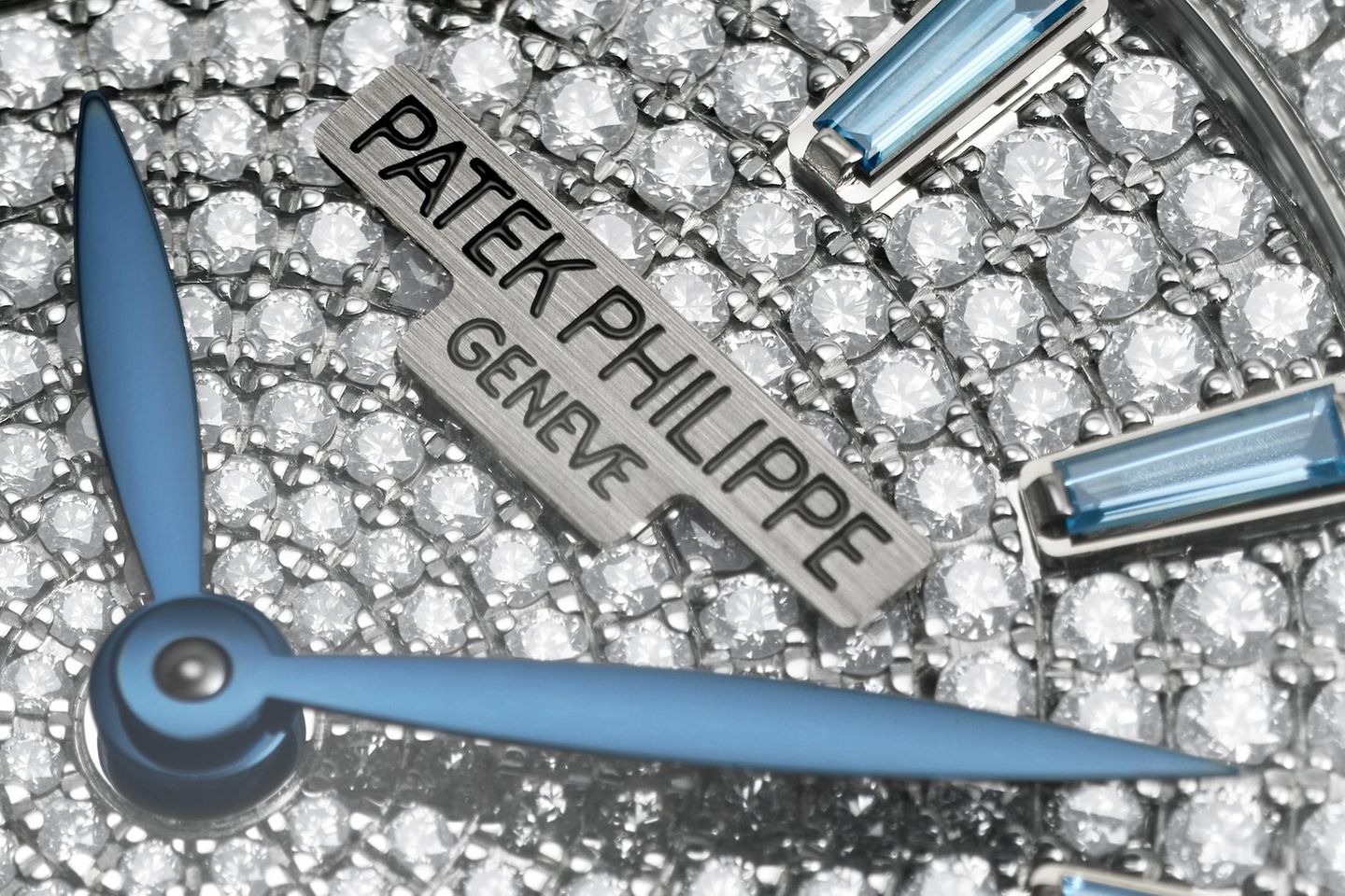 Die „Joallerie“-Versionen der neuen „Gondolo Ladies First“ von Patek Philippe sind insgesamt mit 687 lupenreinen Diamanten besetzt