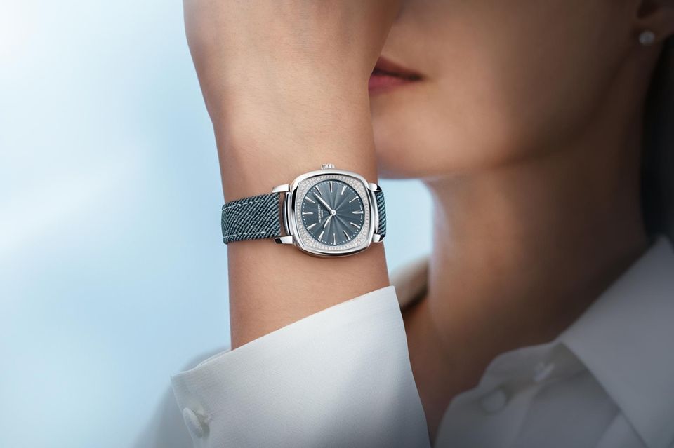 Das Lederarmband im raffiniert gefertigten Denim-Look macht den Neuling rein optisch zur sportlichen „Alltagsuhr“