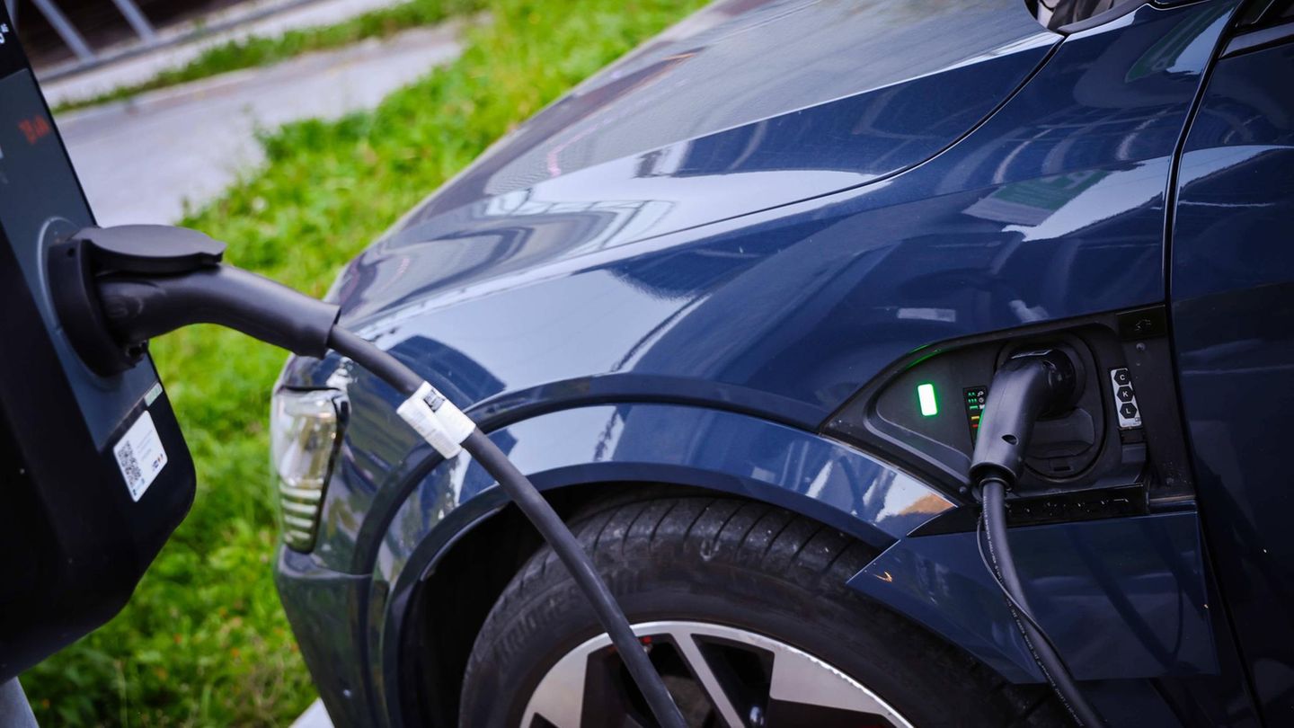 Video: Steigende Verkaufszahlen: E-Autos profitieren von Kaufprämie