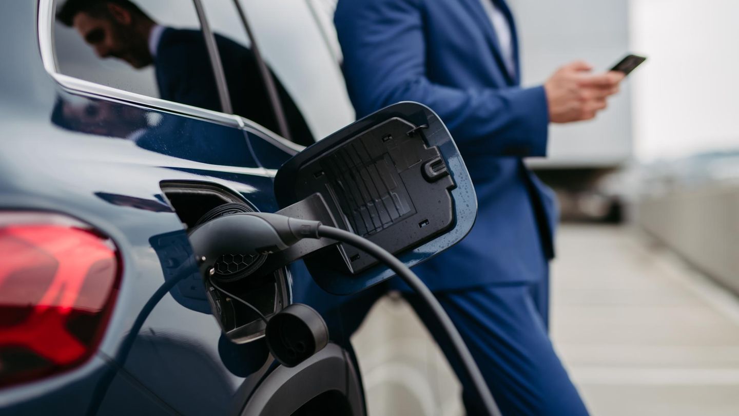 Autoindustrie: Dienstwagen: Über den Arbeitgeber günstig zum E-Auto | Capital+