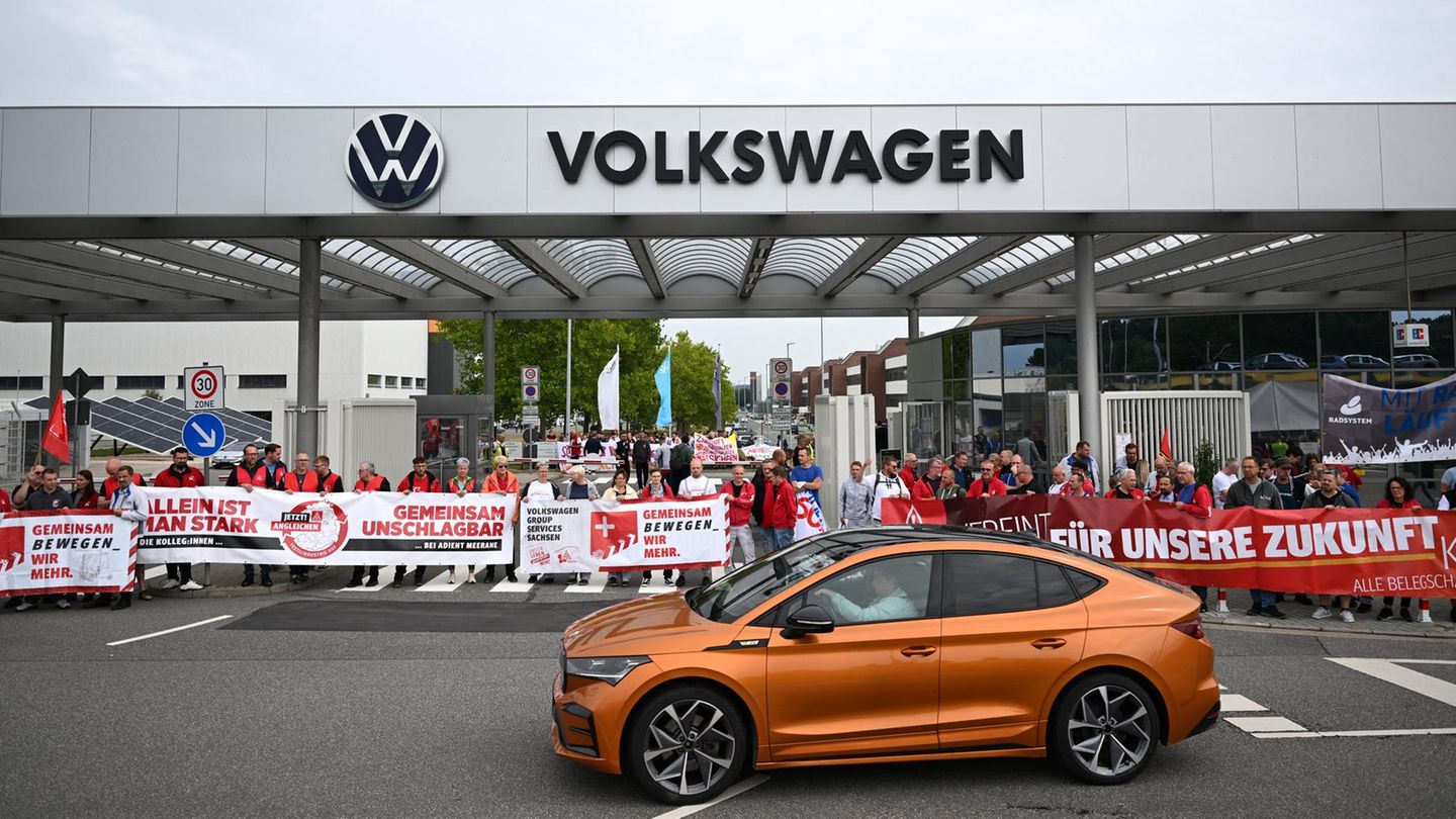 Volkswagen-Krise: Harter Sparkurs bei VW: Gehälter sollen bis 2030 eingefroren werden